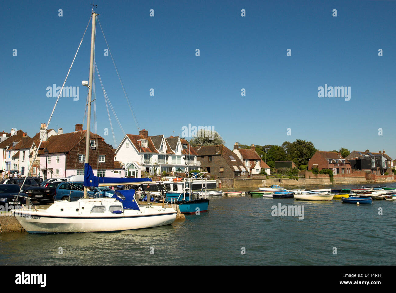 Bateaux et yachts amarrés à Romsey, Hampshire, sur la côte sud de l'Angleterre. Banque D'Images