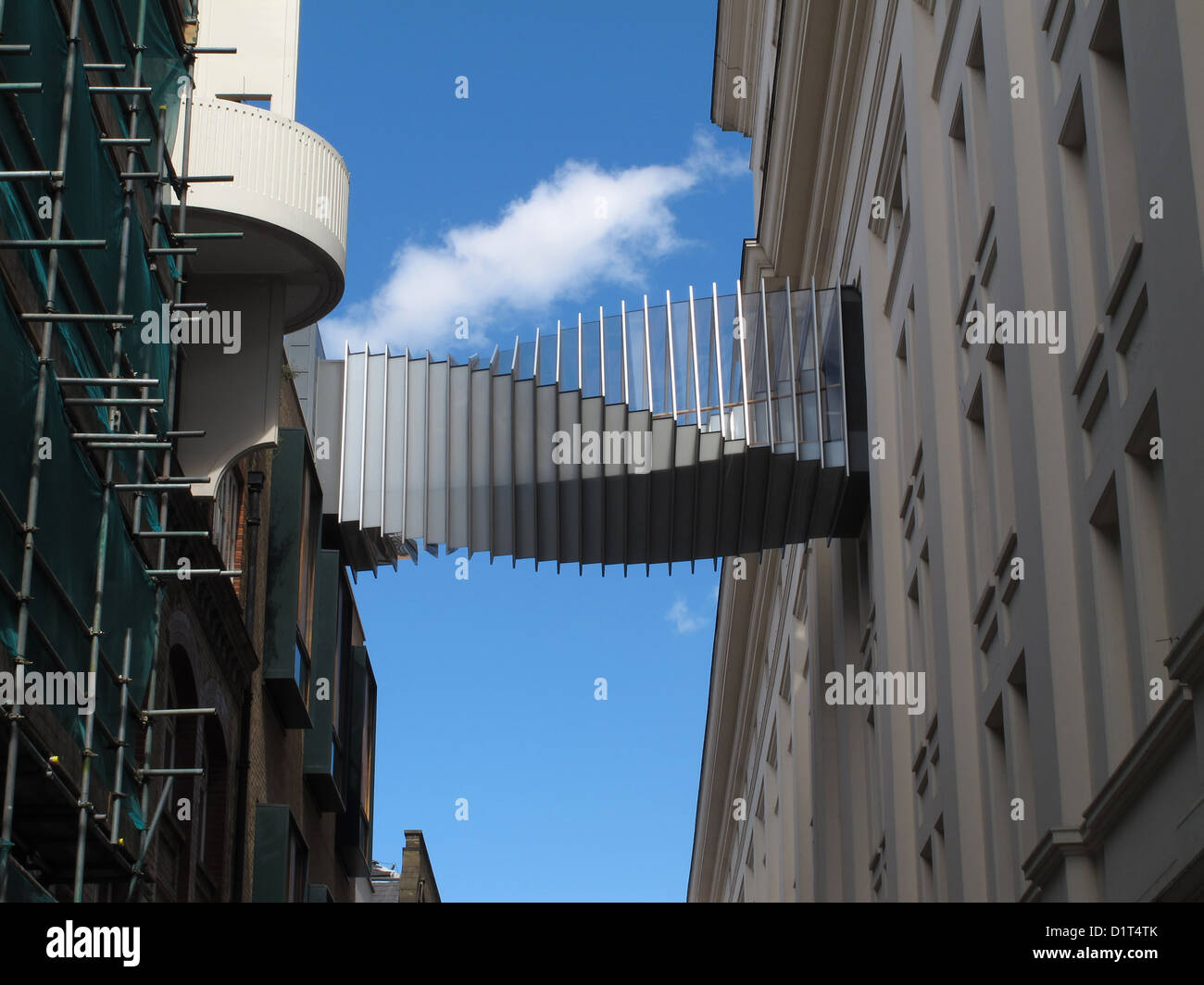 Un pont entre deux bâtiments Banque D'Images