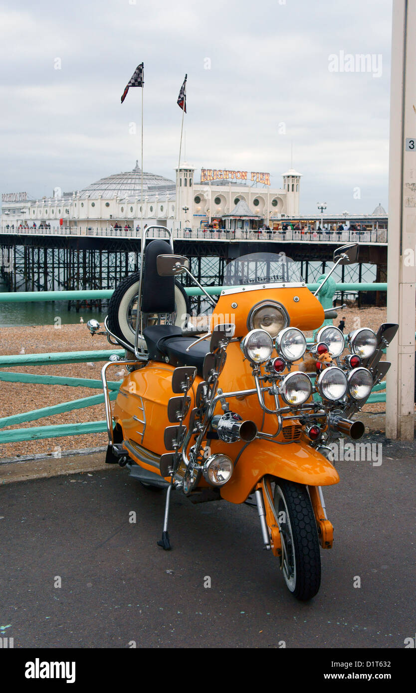 Scooter Lambretta en face de la jetée de Brighton Banque D'Images