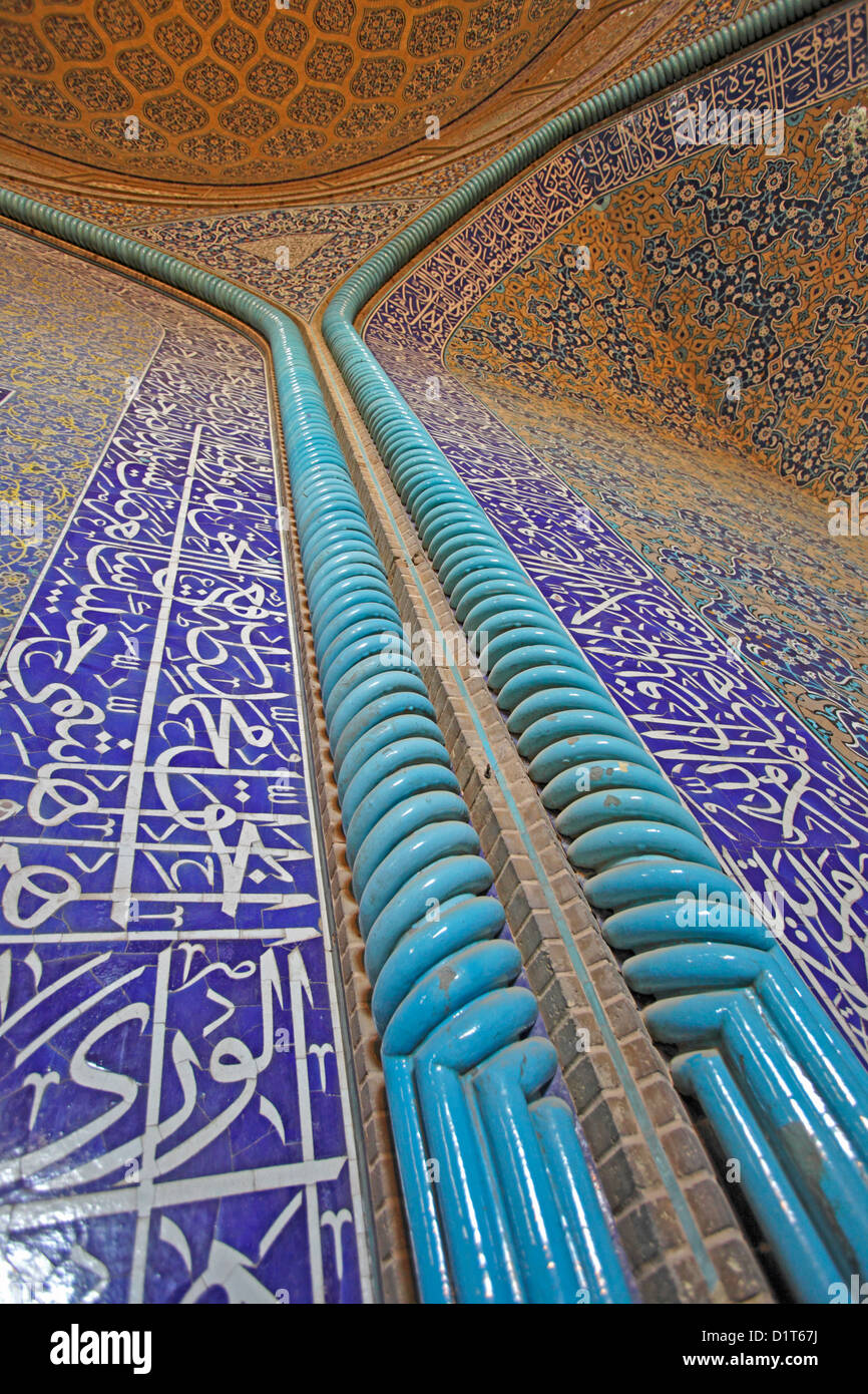 Décorations à Masjed-e cheikh Lotfollah Mosquée, Isfahan, Iran Banque D'Images