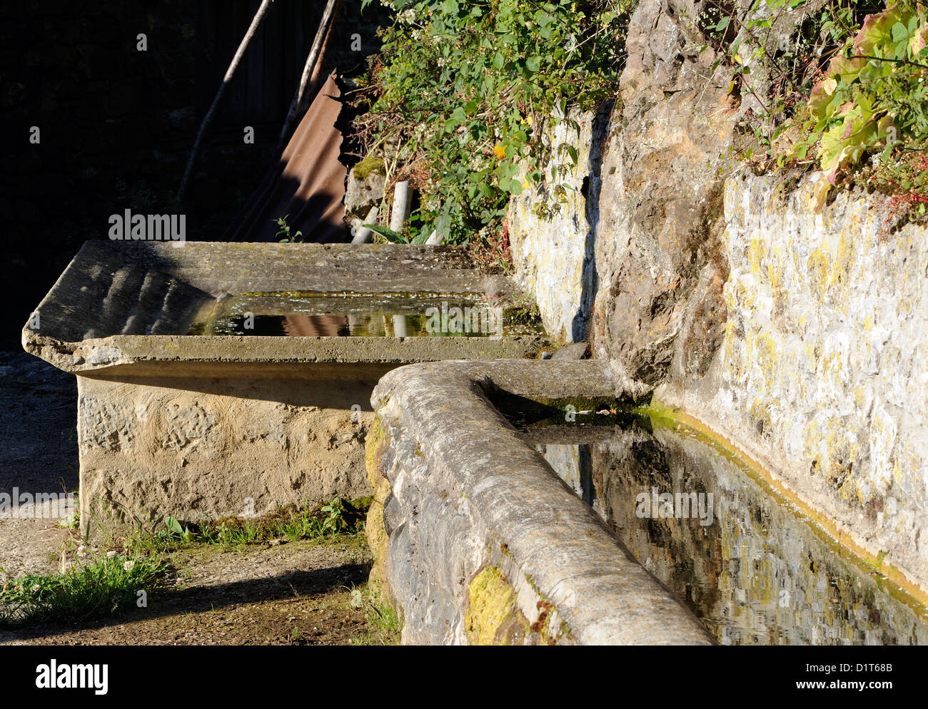 Une cuve d'eau et lavage des vêtements bassin dans le village de montagne de Neumagen. Robertsbridge, Cantabrie, Espagne. Banque D'Images