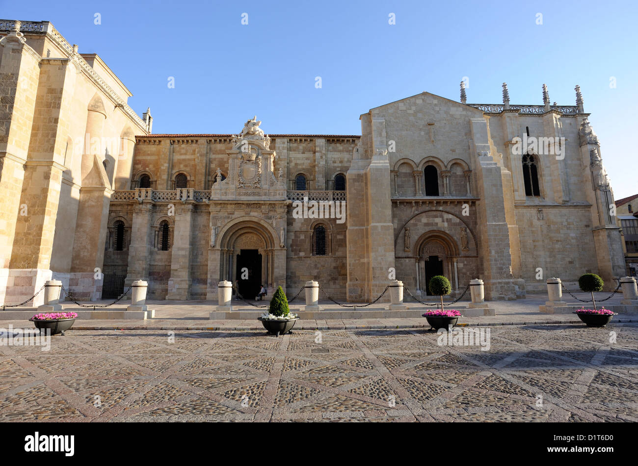 Basilica de San Isidoro et Plaza San Isidoro. Leon.Castilla y Leon, Espagne Banque D'Images