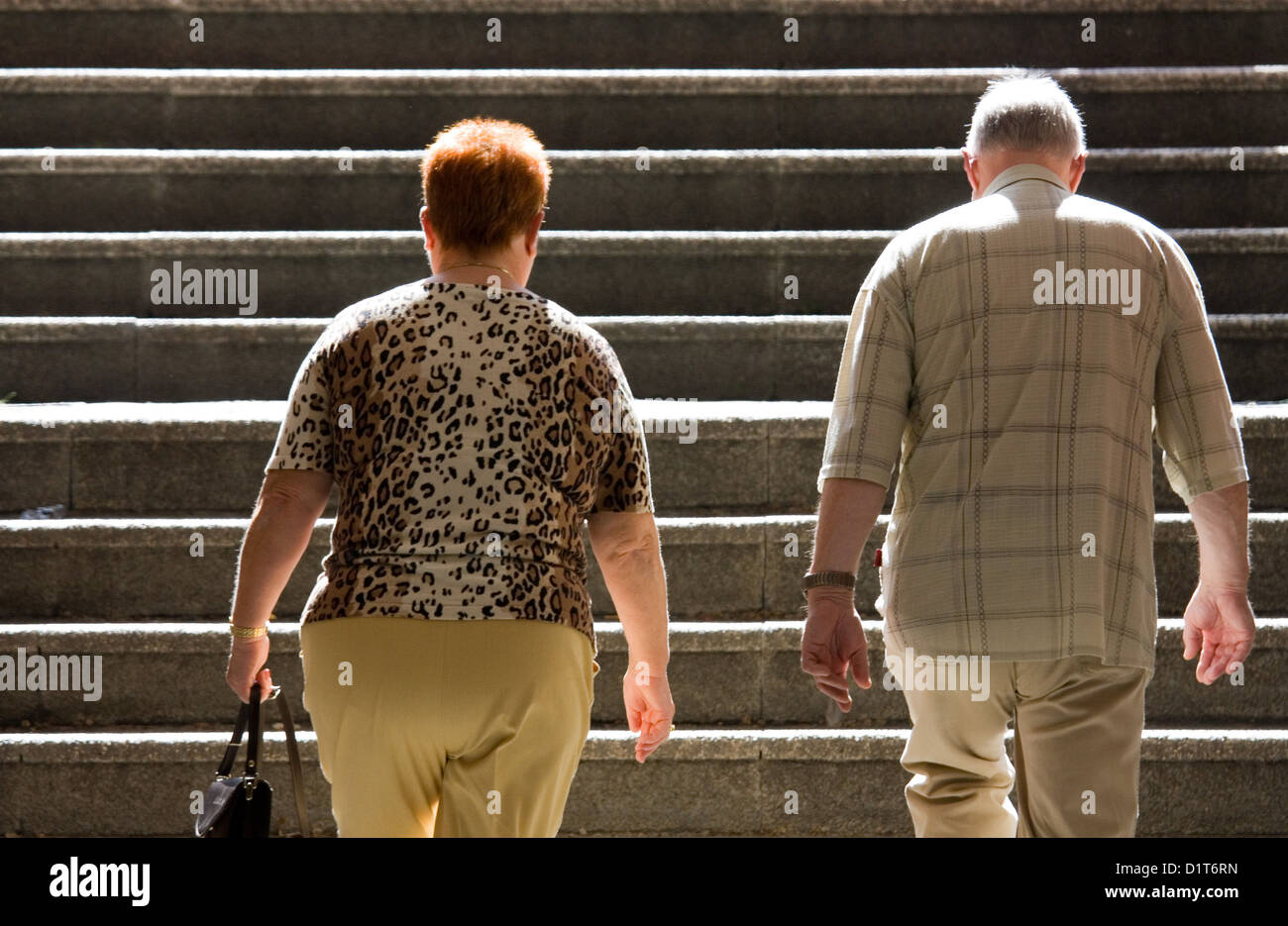 Berlin, Allemagne, un couple de personnes âgées monte les escaliers Banque D'Images