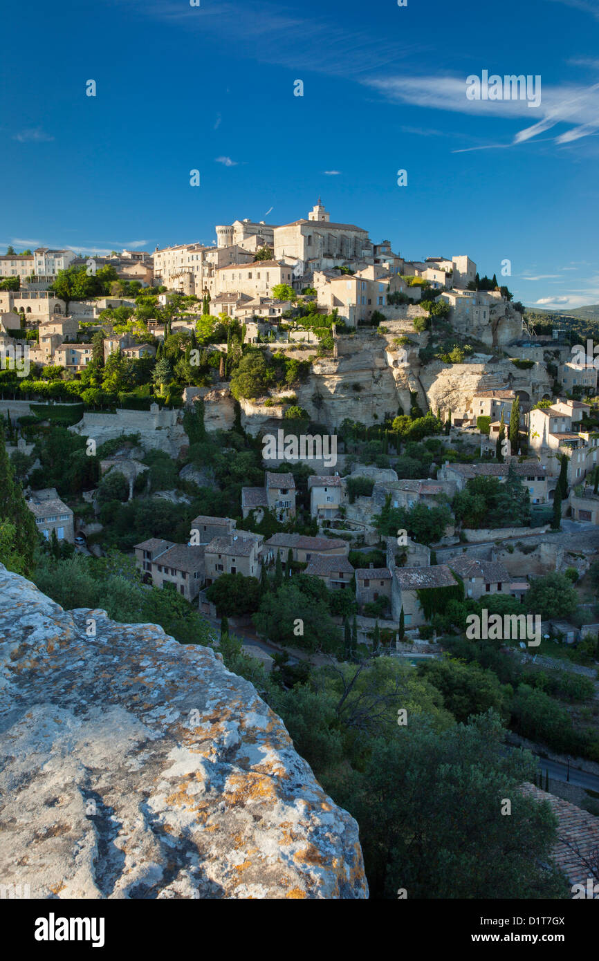 Définition du soleil sur la ville médiévale de Gordes en Luberon, Provence France Banque D'Images