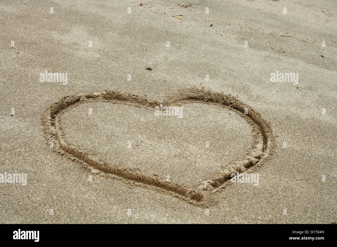 Un coeur simple dessiné dans le sable d'une plage sur le fleuve Napo près de Tena, Equateur Banque D'Images