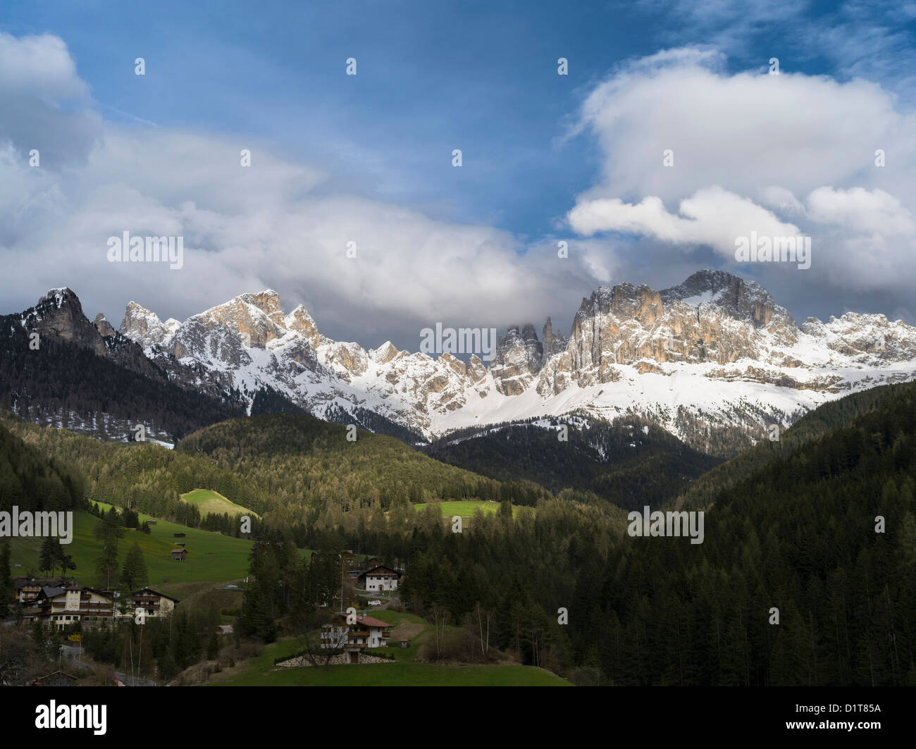 Montagnes Catinaccio Rosengarten ou dans les dolomites du Tyrol du Sud après une tempête de neige au printemps. Dolomites, Italie, Tyrol du Sud. Banque D'Images