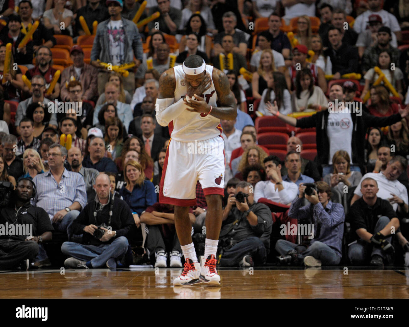 Le 4 janvier 2013 - Miami, Floride - Floride, USA - Etats-Unis - fl-chaleur-bulls04e -- Miami Heat LeBron James réagit avant d'être frappé à la gorge au cours de la première moitié contre les Chicago Bulls, vendredi, 4 janvier 2013, à l'AmericanAirlines Arena. Michael Laughlin, South Florida Sun Sentinel (crédit Image : © Sun-Sentinel/ZUMAPRESS.com) Banque D'Images