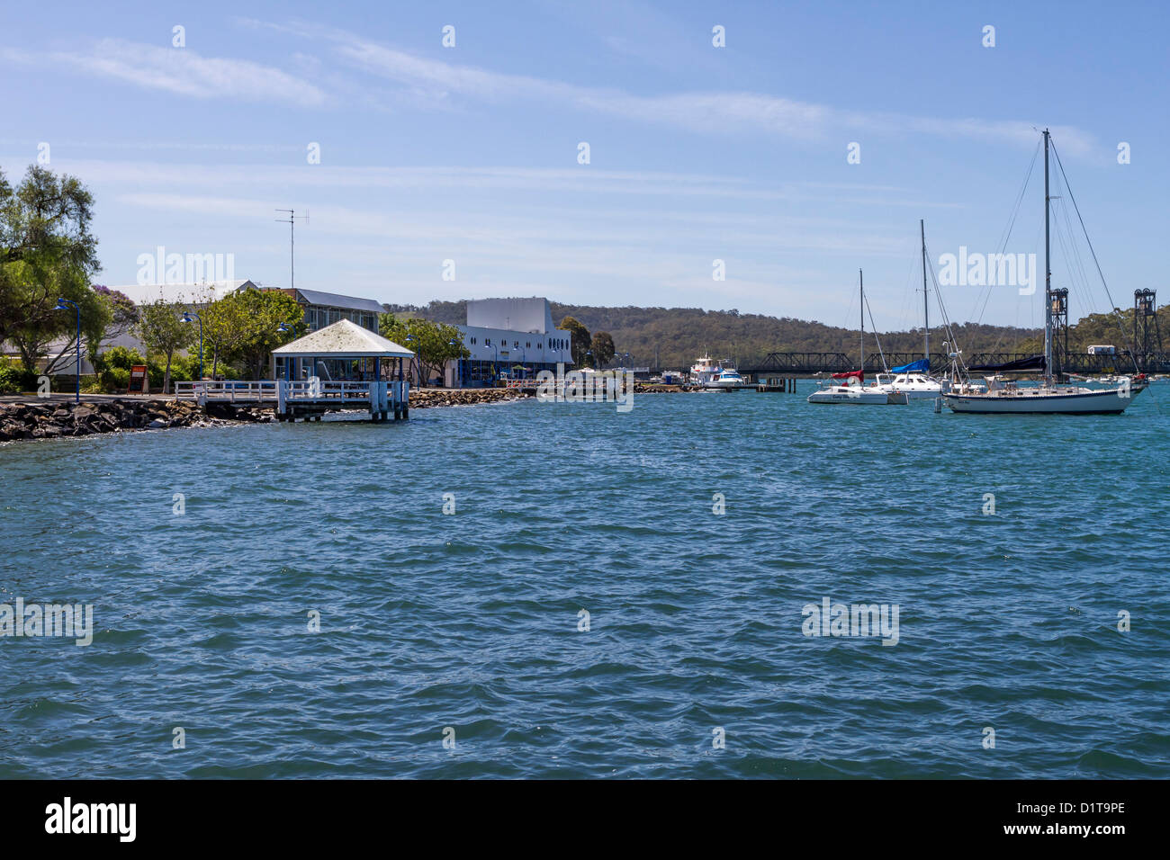 Jetty et bateaux à l'ancre à Batemans Bay NSW Australie Banque D'Images