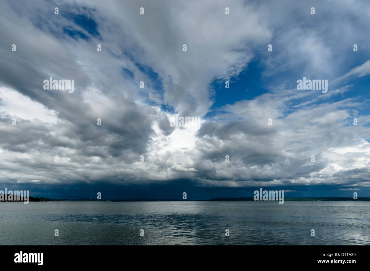 Ciel orageux sur le port Susan à Iverson Spit, Camano Island, Washington, USA Banque D'Images