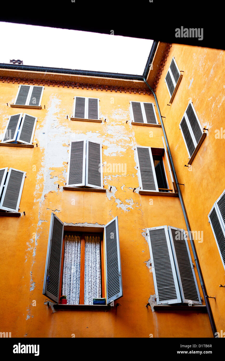 Maison en pierre typique italien surround murs terrasse urbaine Banque D'Images