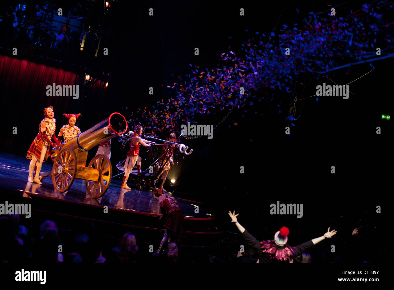 Londres, UK - 4 janvier 2012 : Des Acrobates et danseurs effectuer pendant le Cirque du Soleil Kooza répétition générale au Royal Albert Hall. Depuis sa première en avril 2007, KOOZA a captivé près de quatre millions de spectateurs en Amérique du Nord et au Japon. Londres sera la première destination de la tournée européenne à partir du spectacle KOOZA 5 janvier. Écrit et réalisé par David Shiner, KOOZA est un retour aux origines du Cirque du Soleil en combinant deux traditions - performance acrobatique du cirque et l'art de faire le clown. Banque D'Images