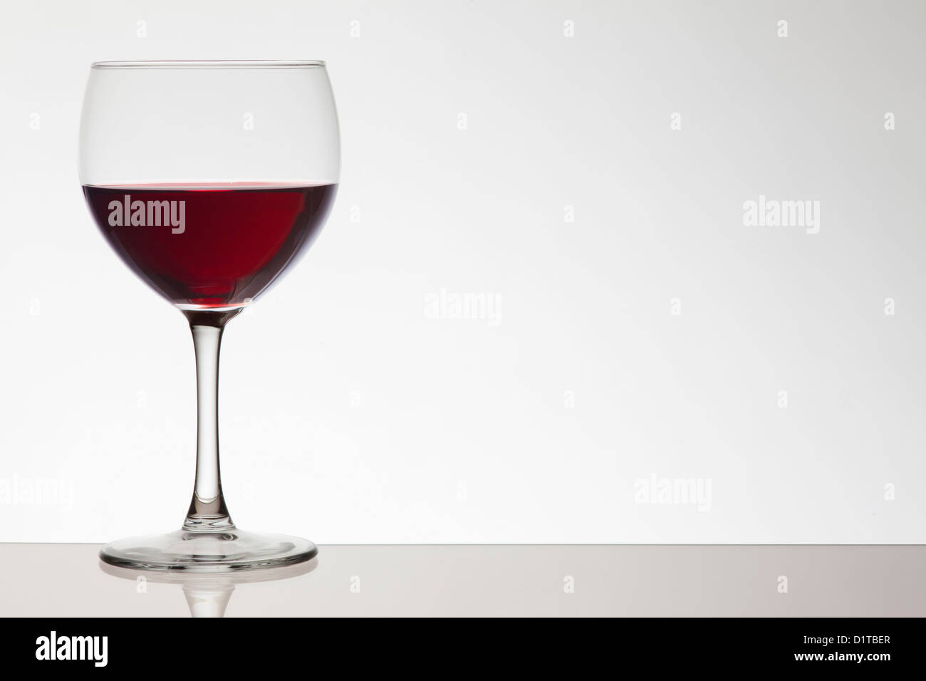 Verre de vin rouge sur fond blanc Banque D'Images