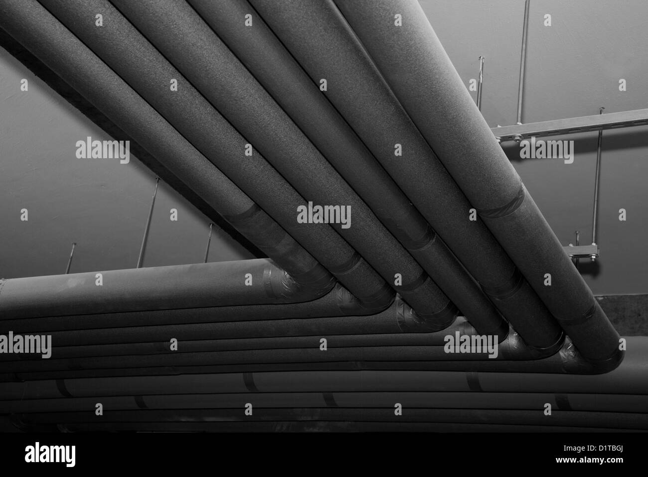 Système de tubes, tuyaux gris dans le bâtiment cave, système de chauffage ou de climatisation Banque D'Images