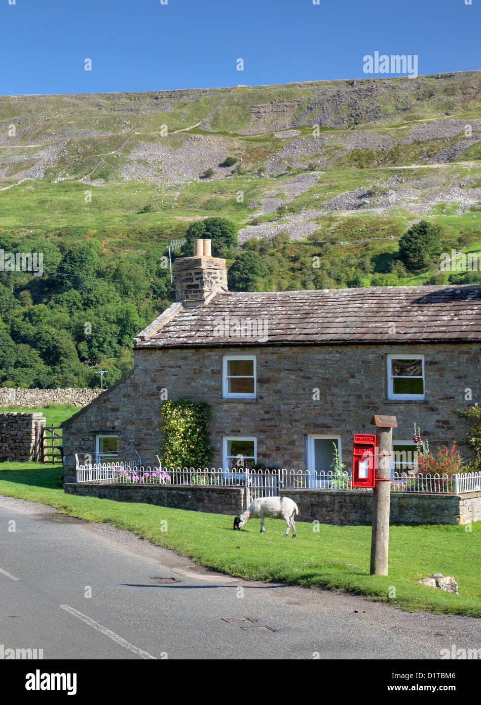 Maison en pierre avec post box et les moutons, Reeth, Yorkshire, Angleterre Banque D'Images
