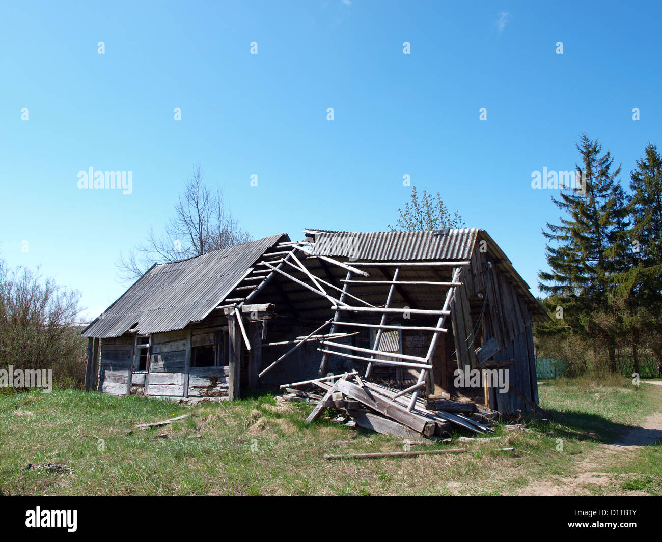 Abandonné petite vieille maison en bois, en partie détruite Banque D'Images