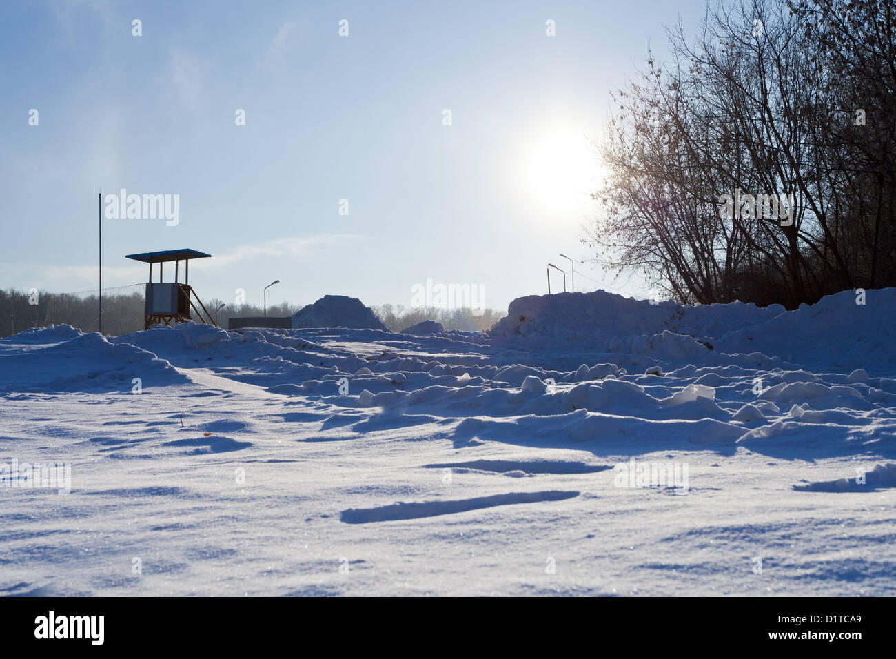 Berges couvertes de neige en hiver froid jour Banque D'Images
