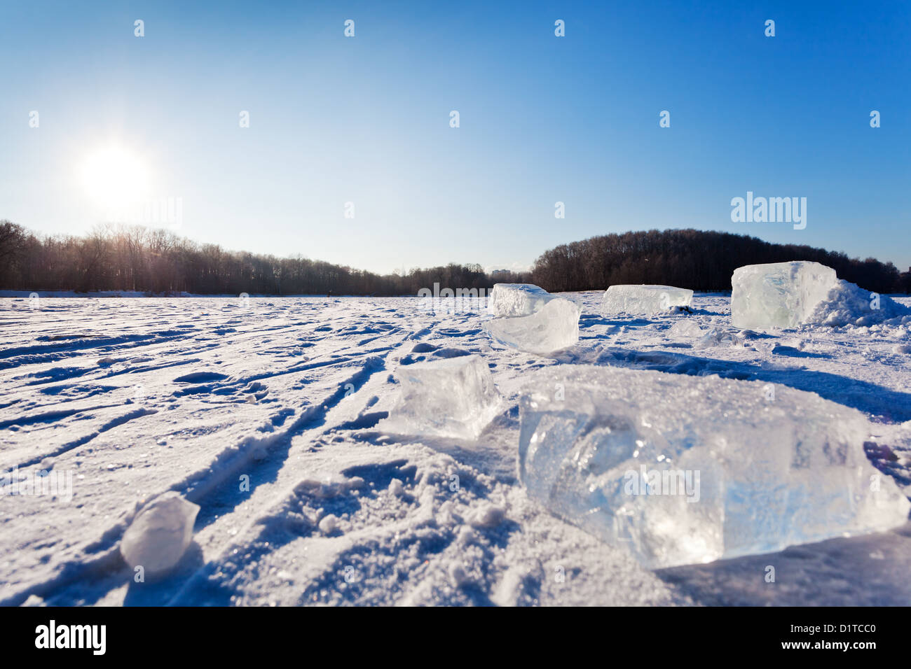 Paysage d'hiver gelé avec blocs de glace Banque D'Images