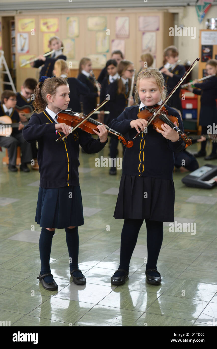 Deux jeunes filles jouant du violon dans une leçon de musique Notre Dame et St Werburgh's Catholic Primary School à Newcastle-under-Lyme, Staffords Banque D'Images