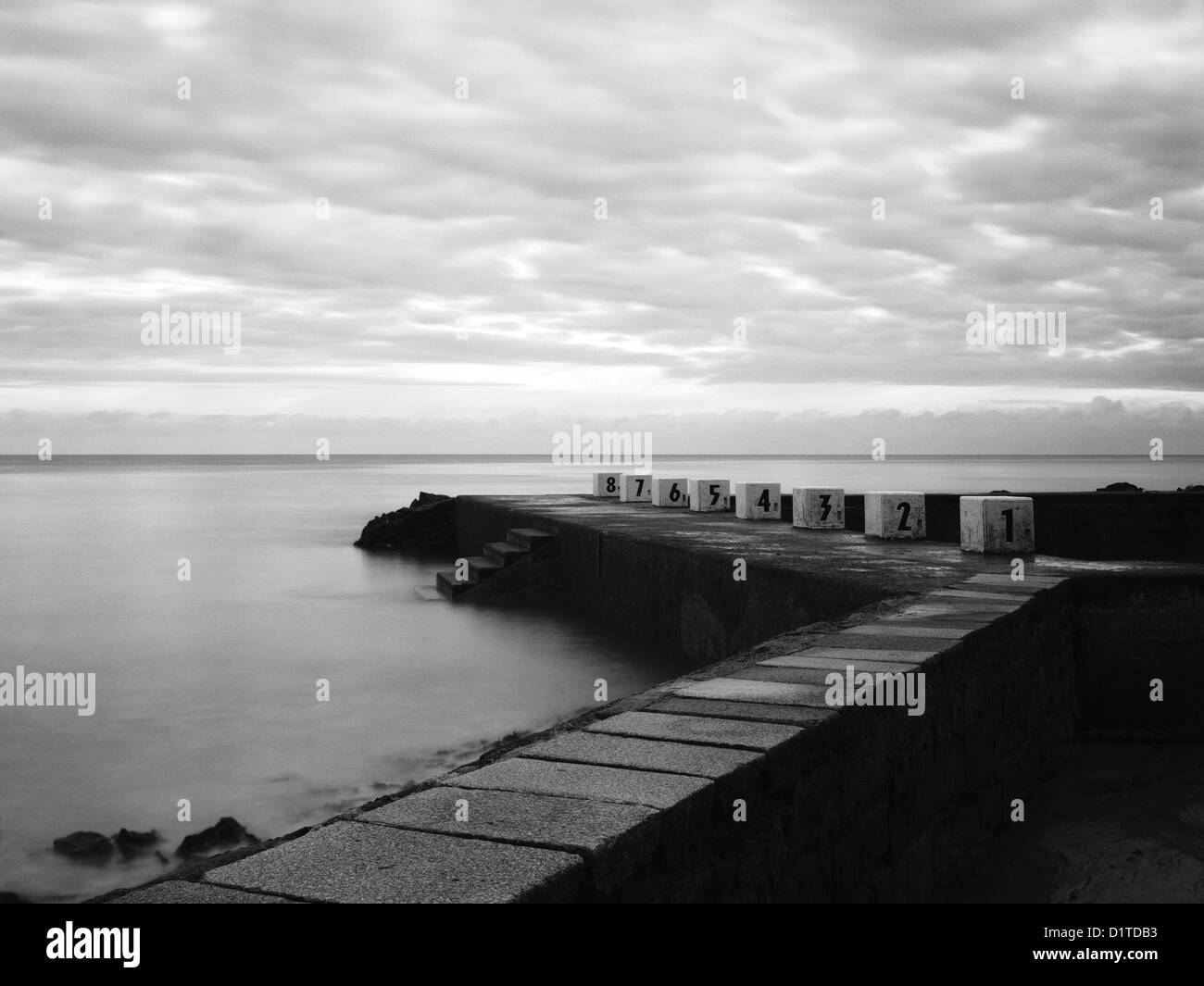 Piscine d'eau de mer, mer calme, Granville, Normandie, France, noir et blanc Banque D'Images