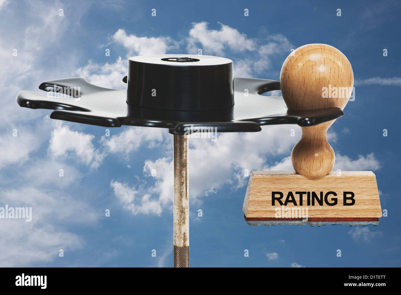 Un seul timbre est suspendu dans un rack de timbres, il a l'inscription 0 B, fond du ciel Banque D'Images