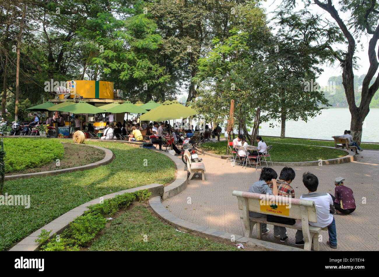 HANOI, Vietnam — les habitants se rassemblent autour d'un petit café sur la rive est du lac Hoan Kiem à Hanoi, Vietnam. Banque D'Images