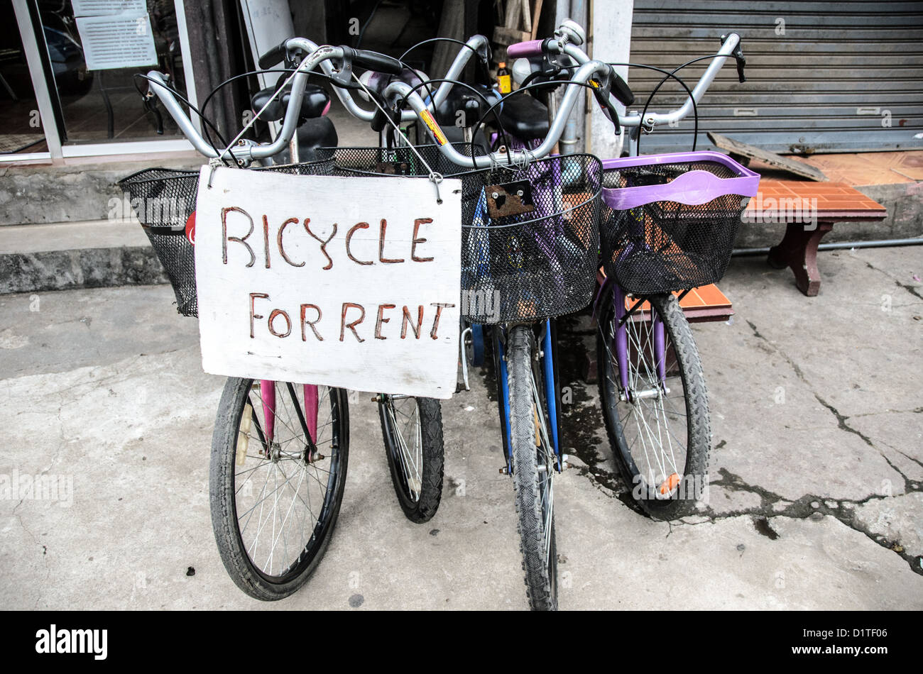 LUANG PRABANG, Laos - Vélos alignés pour louer sur le côté de la rue à Luang Prabang, au centre du Laos. Banque D'Images