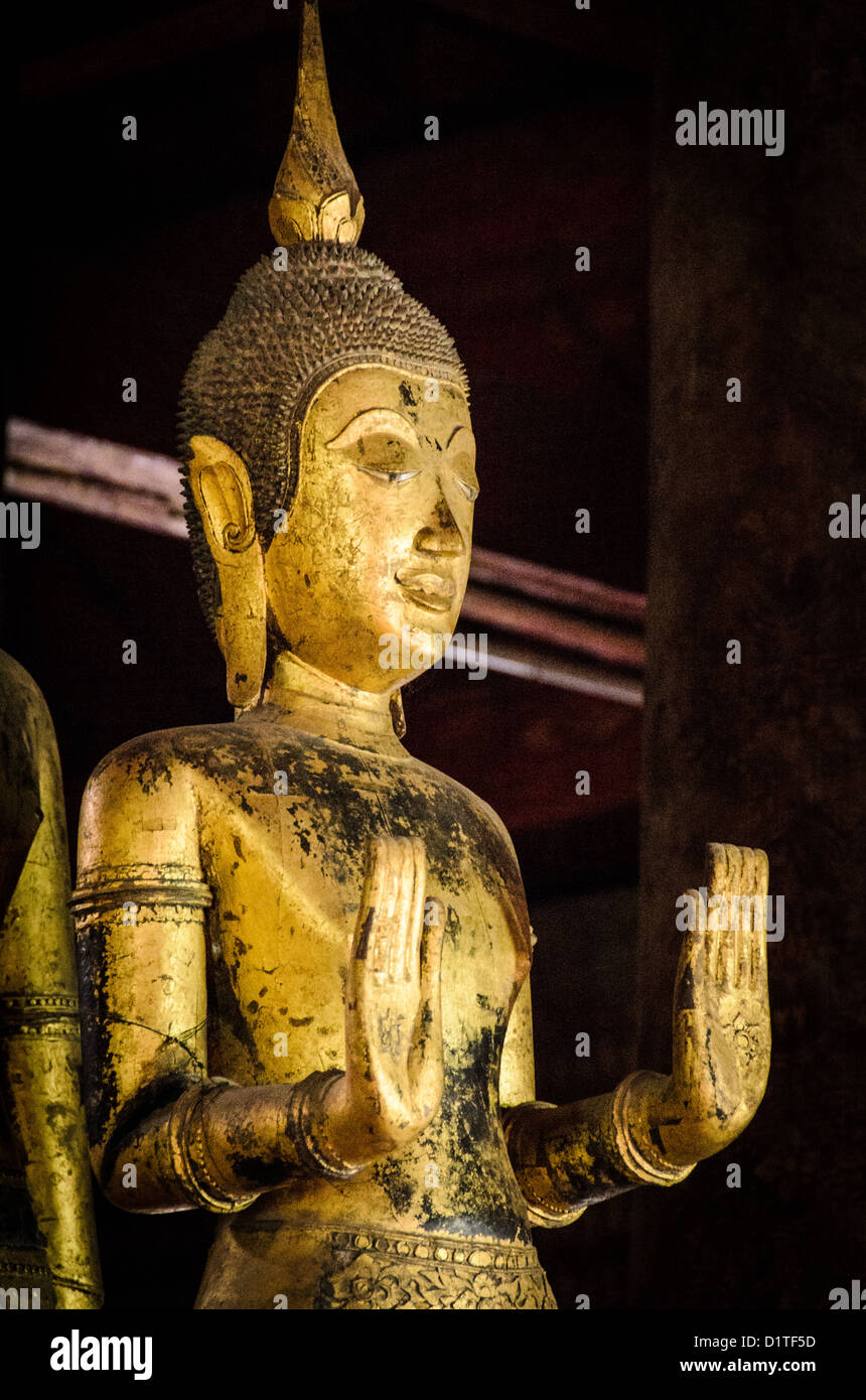 LUANG PRABANG, Laos - l'autel de Wat Mai Suwannaphumaham. Wat Mai, comme il est souvent connue, est un temple bouddhiste à Luang Prabang, Laos, situé près du Palais Royal Museum. Il a été construit au 18ème siècle et est l'un des plus richement décorées Wats à Luang Prabang. Banque D'Images