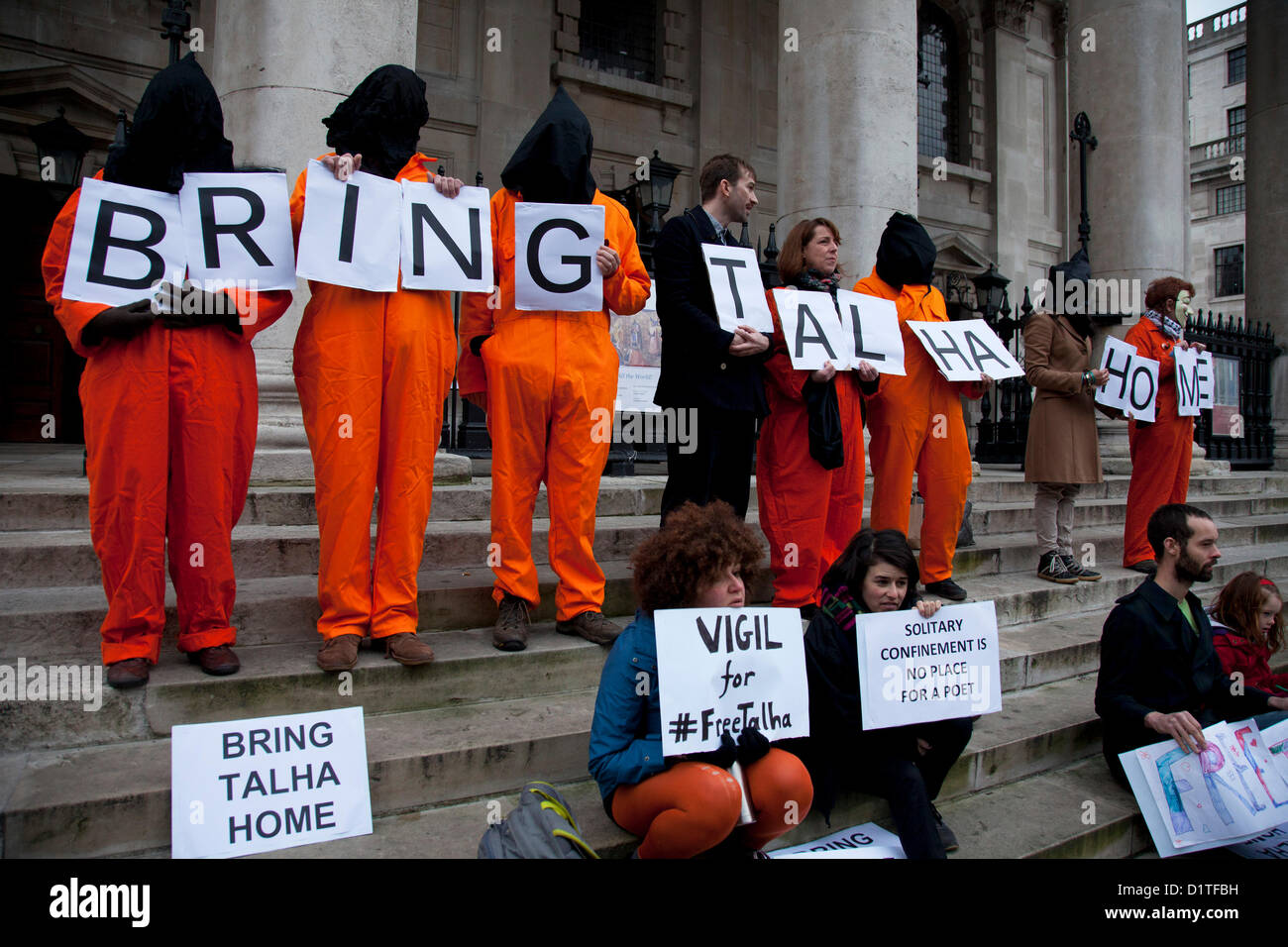 Londres, Royaume-Uni. Samedi 5 janvier 2013. Les manifestants en combinaisons orange protester contre le projet d'extradition de Syed Talha Ahsan, citoyen britannique, qui a été maintenue en détention au Royaume-Uni depuis 2006. Il a été arrêté en réponse à une demande des États-Unis en vertu de la Loi sur l'Extradition UK 2003. Il est le co-accusé avec un autre citoyen britannique Babar Ahmad, un cas à la Cour européenne des Droits de l'homme. Les deux hommes sont accusés par les Etats-Unis d'infractions liées au terrorisme. Banque D'Images