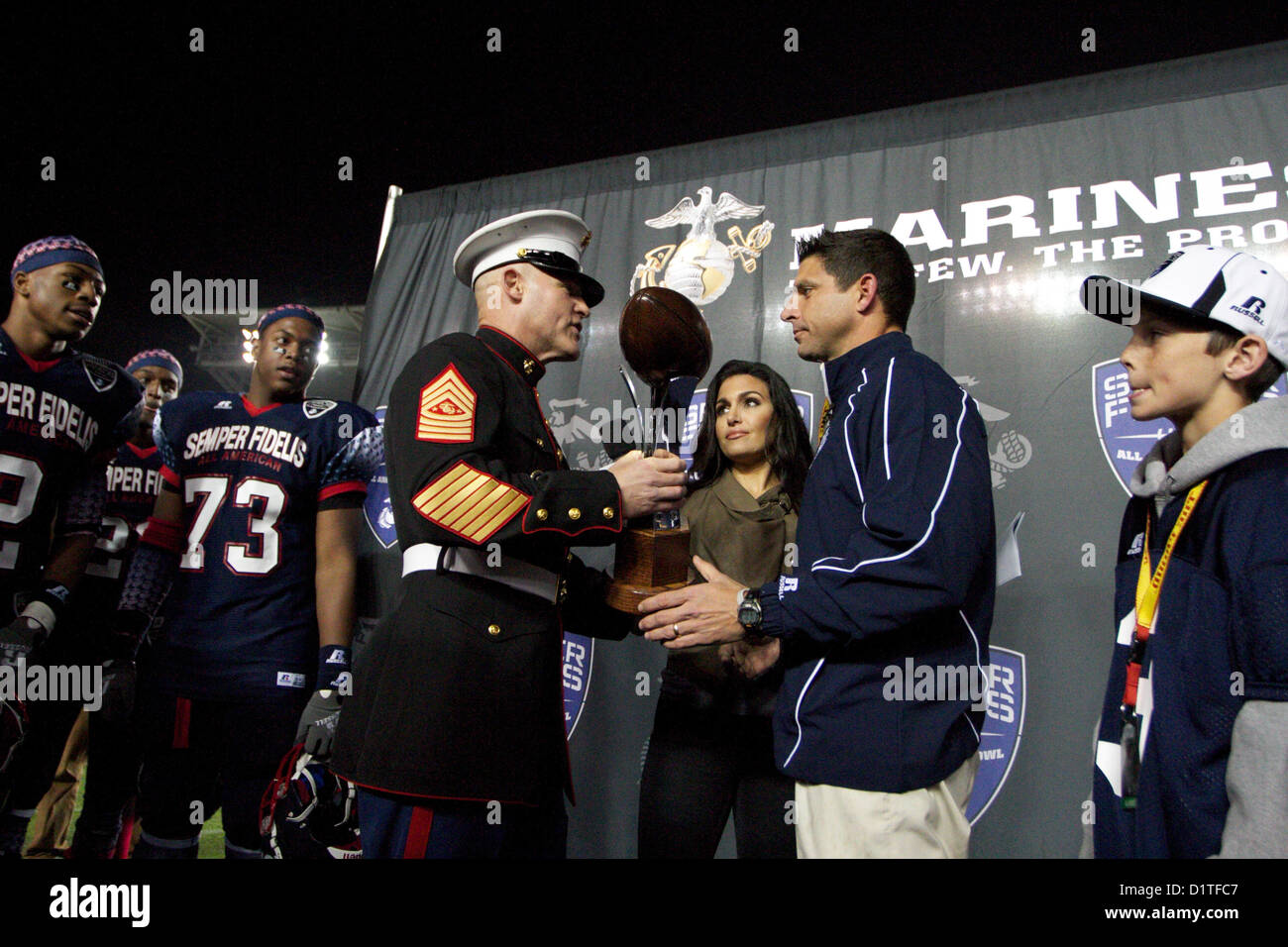 Le Sgt. Le major Michael Barrett, sergent-major de la Marine Corps, présente le Semper Fidelis All-American Bowl trophée à l'équipe de la côte pour leur victoire de 17-14 contre l'Ouest le 4 janvier 2013. Semper Fidelis le bol est unique parce qu'il réunit quelques-uns des nations unies top high school les étudiants-athlètes qui excellent non seulement sur le terrain mais dans la classe et dans leurs communautés.(U.S. Marine Corps photo par le Cpl. Jen S. Martinez) Banque D'Images