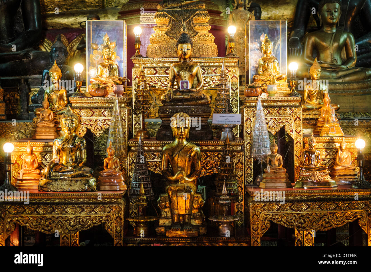 LUANG PRABANG, Laos - l'autel de Wat Mai Suwannaphumaham. Wat Mai, comme il est souvent connue, est un temple bouddhiste à Luang Prabang, Laos, situé près du Palais Royal Museum. Il a été construit au 18ème siècle et est l'un des plus richement décorées Wats à Luang Prabang. Banque D'Images