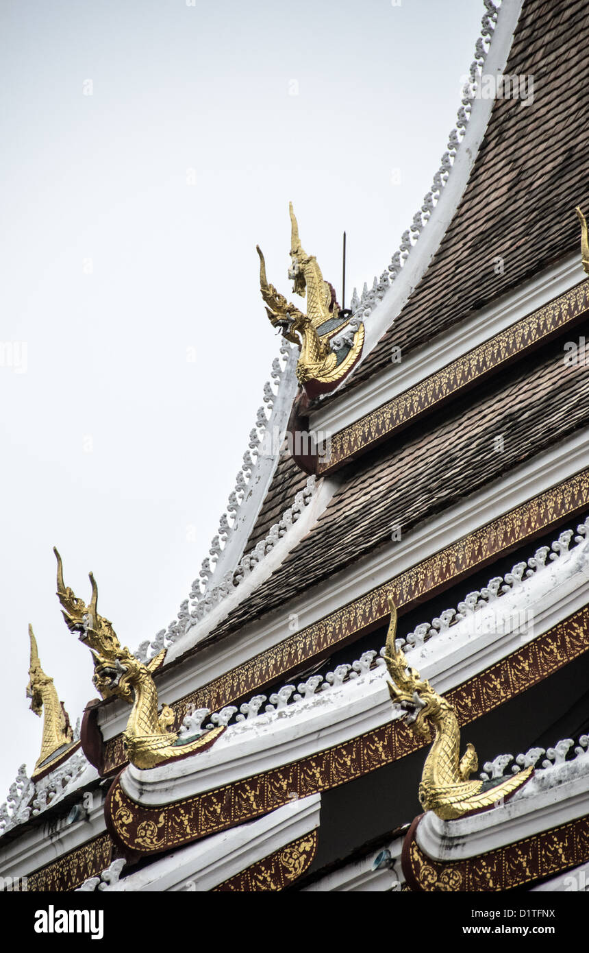 LUANG PRABANG, Laos - chofahs à feuilles d'or ornent le toit d'un temple bouddhiste (WAT) à Luang Prabang, Laos. L'hornlike des ornements architecturaux représentent Garuda, une créature mythique qui est moitié homme et moitié oiseau qui fait le dieu hindou Vishnu. Banque D'Images