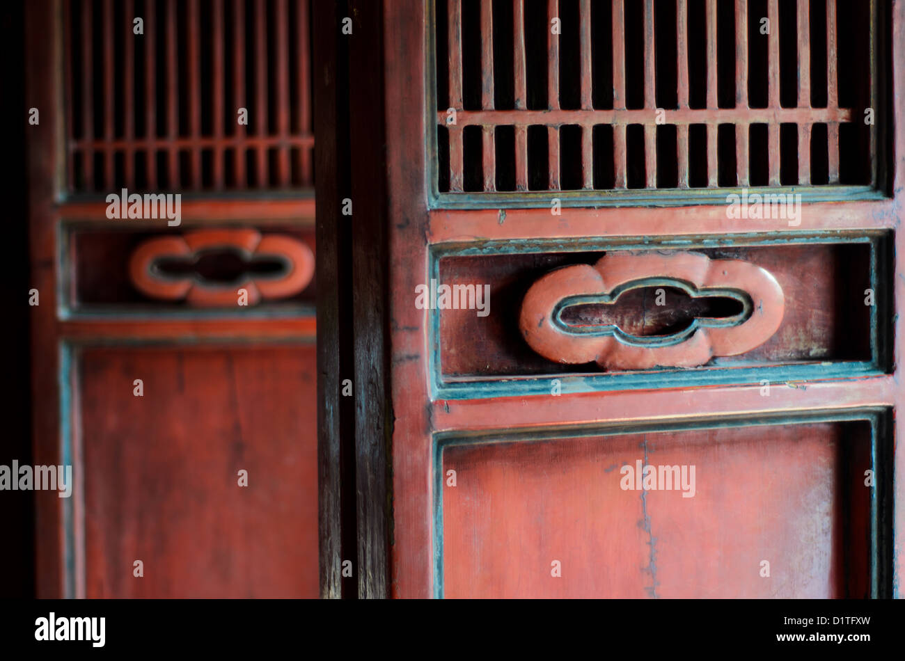 HANOI, Vietnam - décorées de portes en bois rouge au Temple de la littérature à Hanoi. Le temple a été construit en 1070 et est l'un des plusieurs temples au Vietnam qui sont dédiés à Confucius, sages et savants. Banque D'Images