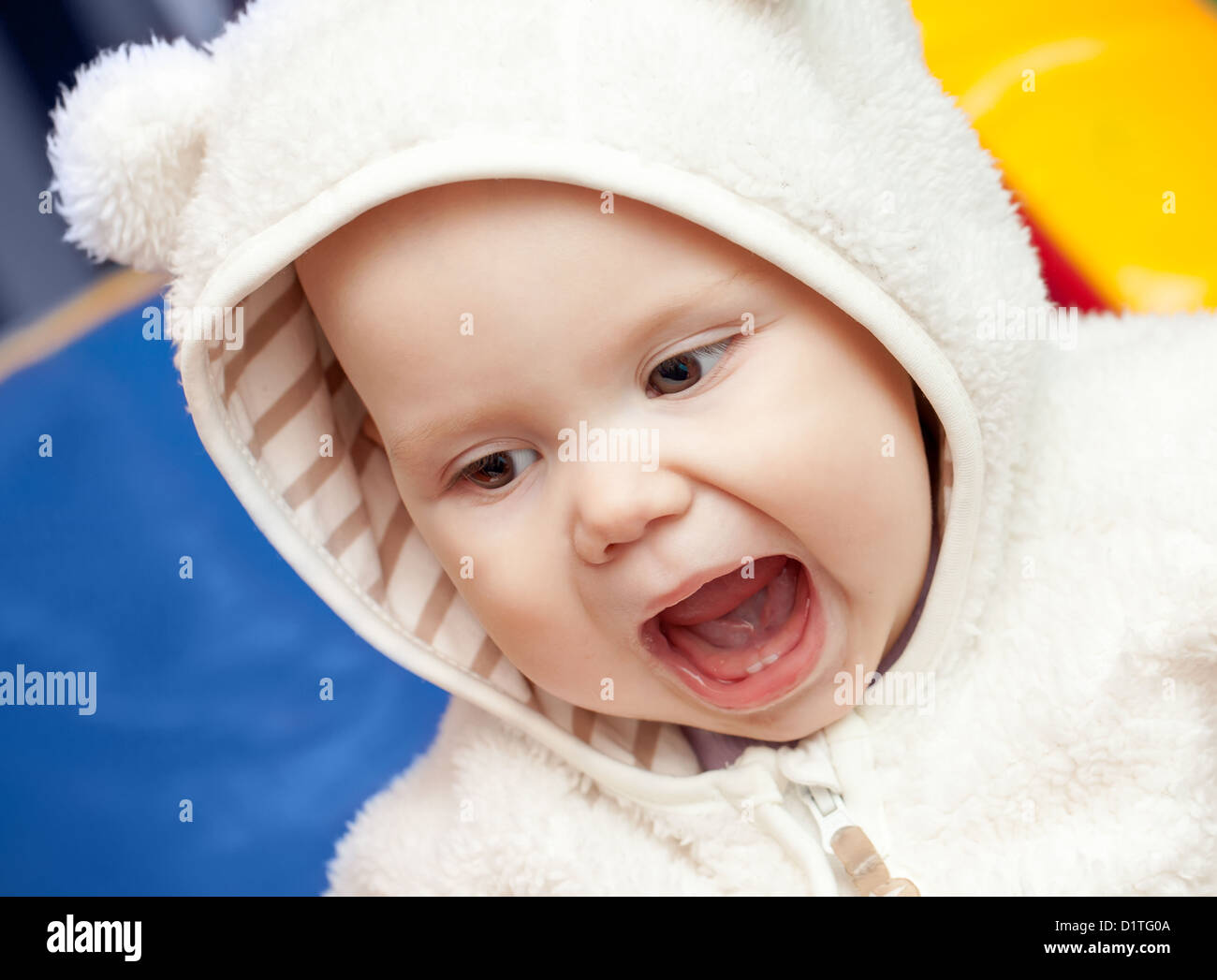 Petit bébé rire avec la bouche ouverte en costume de l