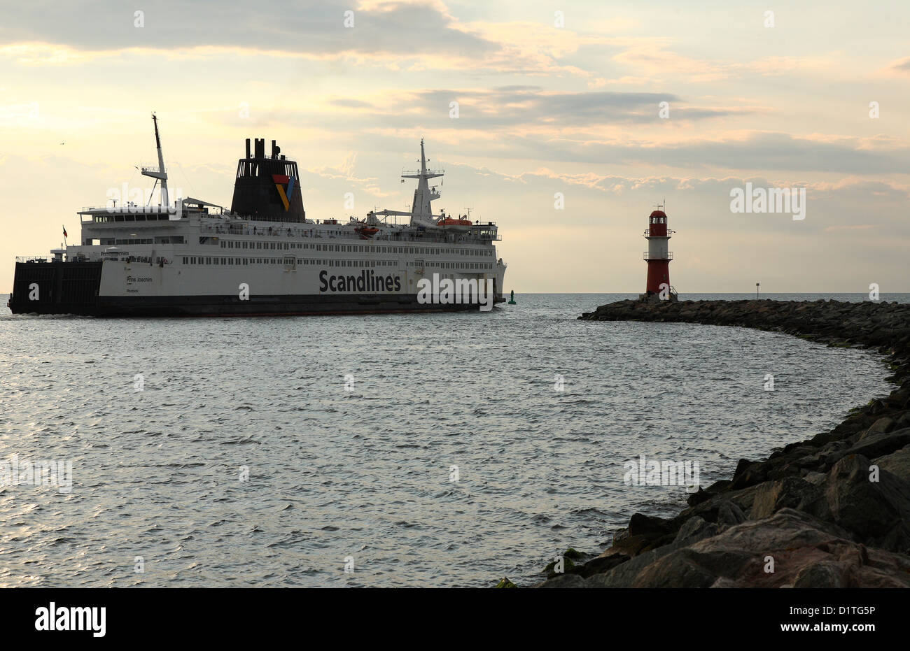 Rostock, Allemagne de l'Est, phare avec piers et Scandlines ferry à Warnemünde Banque D'Images