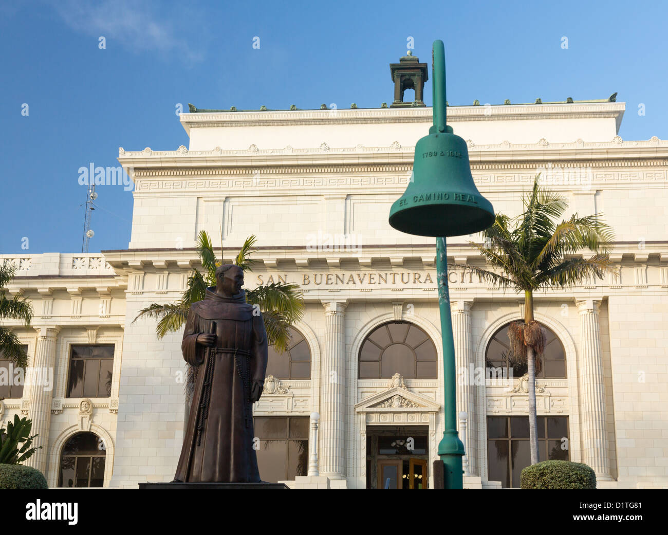 Le Père Junipero Serra statue en face de Ventura ou San Buenaventura hôtel de ville en Californie Banque D'Images