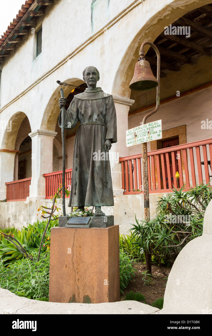 Statue de Père Junipero Serra à Mission Santa Barbara en Californie extérieur avec El Camino Real bell Banque D'Images