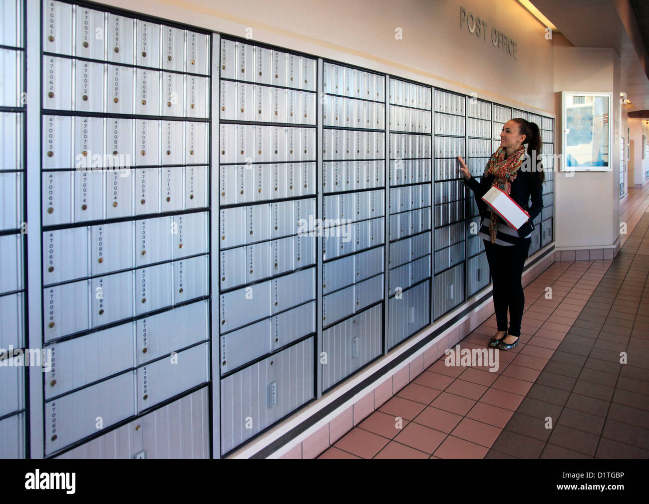 Bureau de poste des boîtes aux lettres d'un mur à l'extérieur de la doublure Banque D'Images