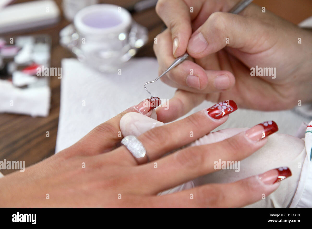 Berlin, Allemagne, un concepteur d'ongle ongles décorés avec des paillettes Banque D'Images