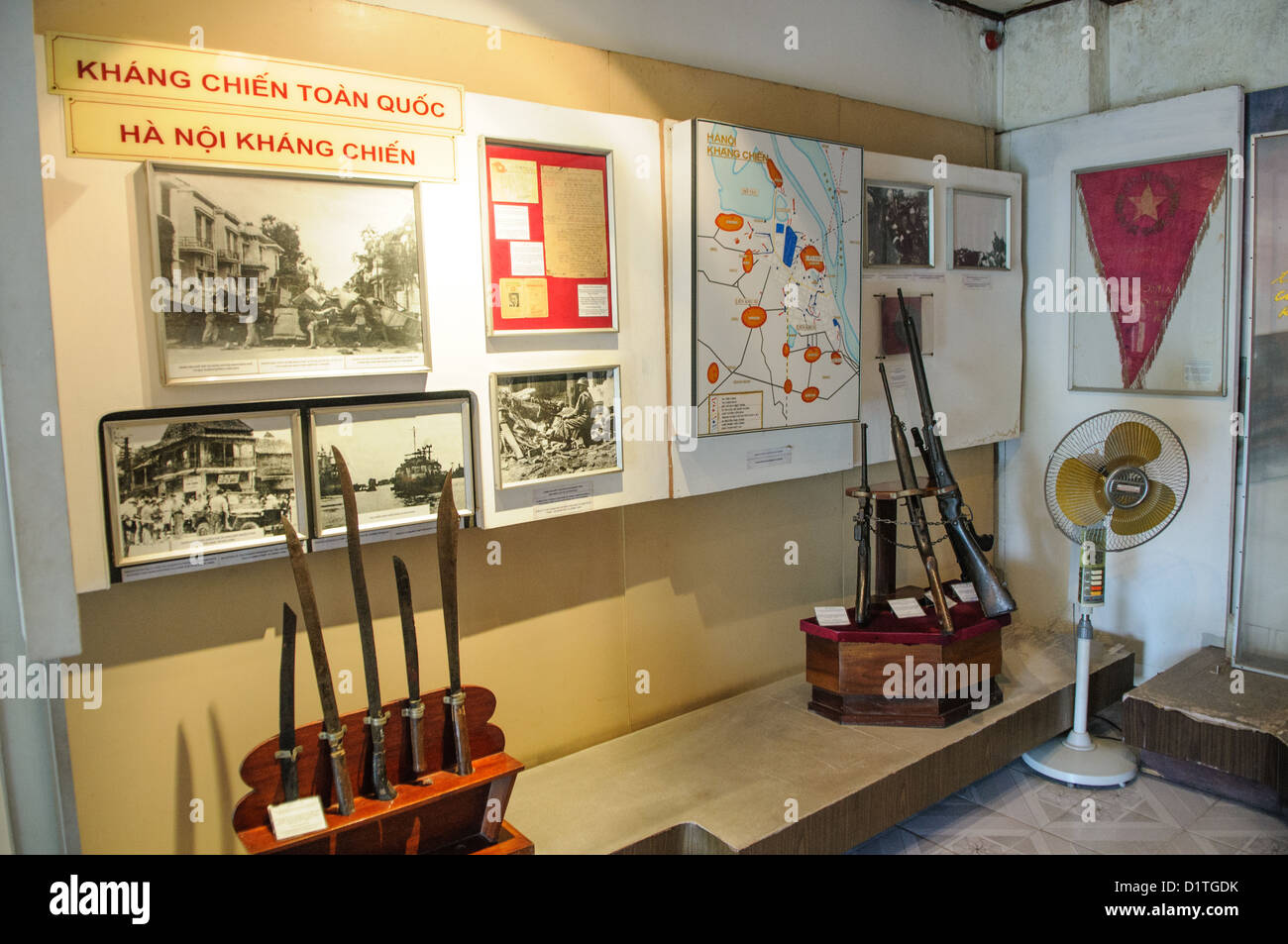 HANOI, Vietnam — Une vitrine de musée présente des artefacts militaires et du matériel de terrain utilisés par les soldats vietnamiens pendant la première guerre d'Indochine au Musée d'histoire militaire du Vietnam. Le musée, créé en 1956, documente les luttes militaires du Vietnam à travers de vastes collections d'artefacts et d'équipements de guerre. Situé dans le quartier de Ba Dinh à Hanoi, le musée présente des expositions détaillées sur l'histoire militaire du Vietnam. Banque D'Images