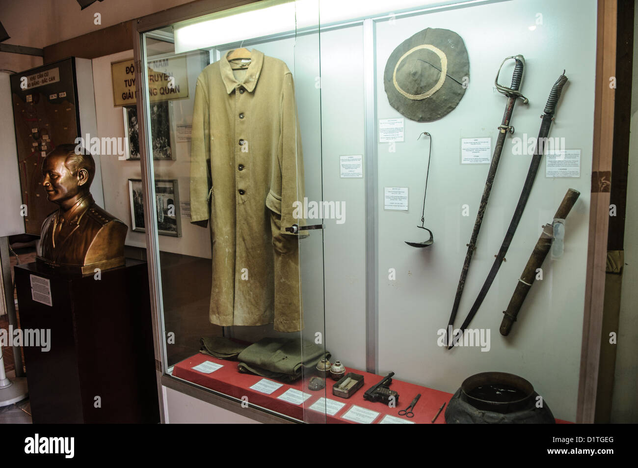 HANOI, Vietnam — Une vitrine de musée présente des artefacts militaires et du matériel de terrain utilisés par les soldats vietnamiens pendant la première guerre d'Indochine au Musée d'histoire militaire du Vietnam. Le musée, créé en 1956, documente les luttes militaires du Vietnam à travers de vastes collections d'artefacts et d'équipements de guerre. Situé dans le quartier de Ba Dinh à Hanoi, le musée présente des expositions détaillées sur l'histoire militaire du Vietnam. Banque D'Images