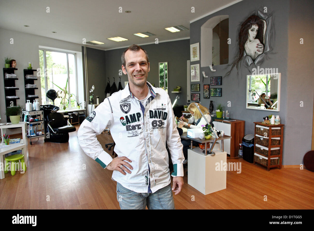 Berlin, Allemagne, logopédes Joerg Partzschefeld dans son salon de manucure Banque D'Images