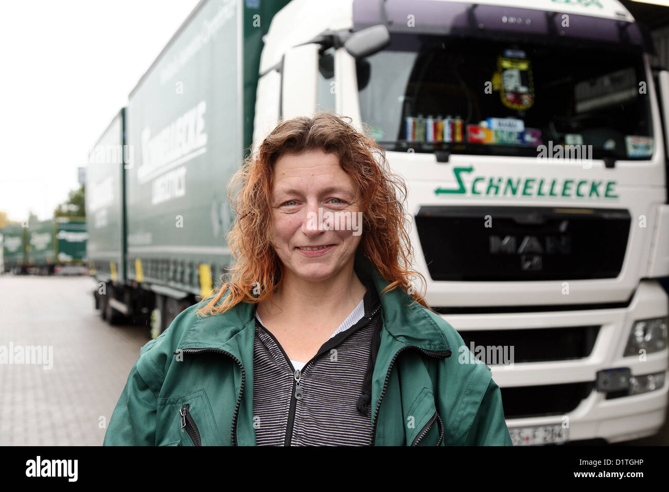 Braunschweig, Allemagne, camionneur Inge pelouse en face de son camion Banque D'Images