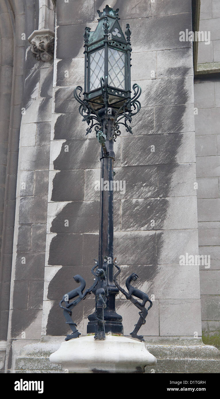 Lanterne en bronze décoré par lion chiffres. Eglise de Saint Pierre et Saint Paul. Ostende, Flandre occidentale, Belgique Banque D'Images