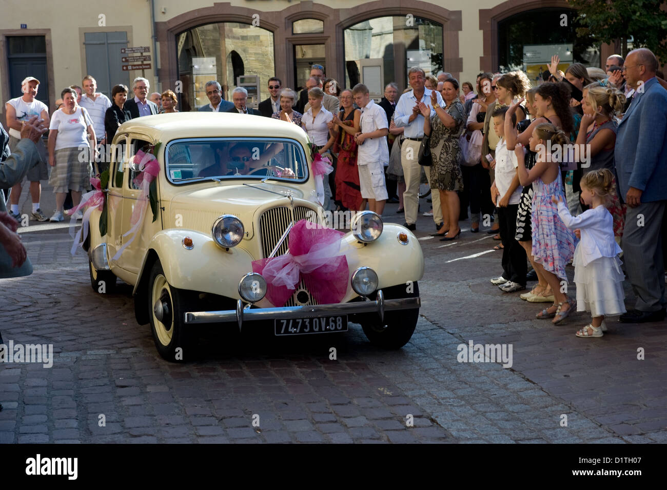 Colmar, France, un couple nouvellement marié avec la voiture de mariage dans la vieille ville Banque D'Images