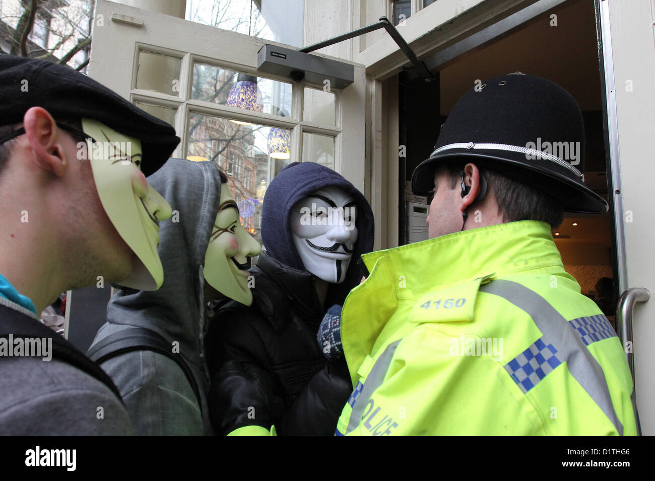 Des militants du USA Anonyme et points de vente cible dans le centre-ville de Birmingham d'entreprises qui ont évité l'impôt du Royaume-Uni. Banque D'Images