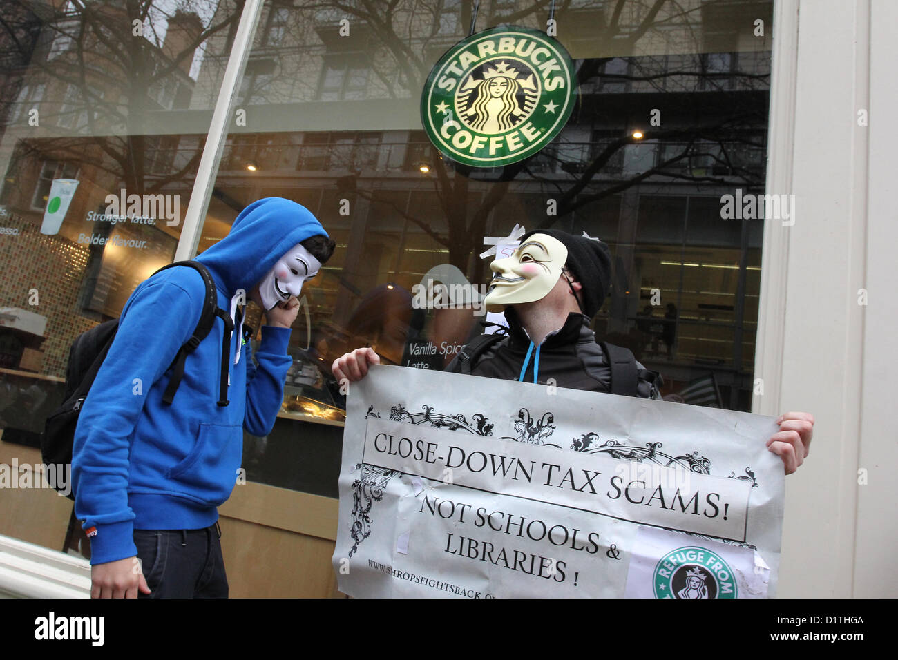 Des militants du USA Anonyme et points de vente cible dans le centre-ville de Birmingham d'entreprises qui ont évité l'impôt du Royaume-Uni. Banque D'Images