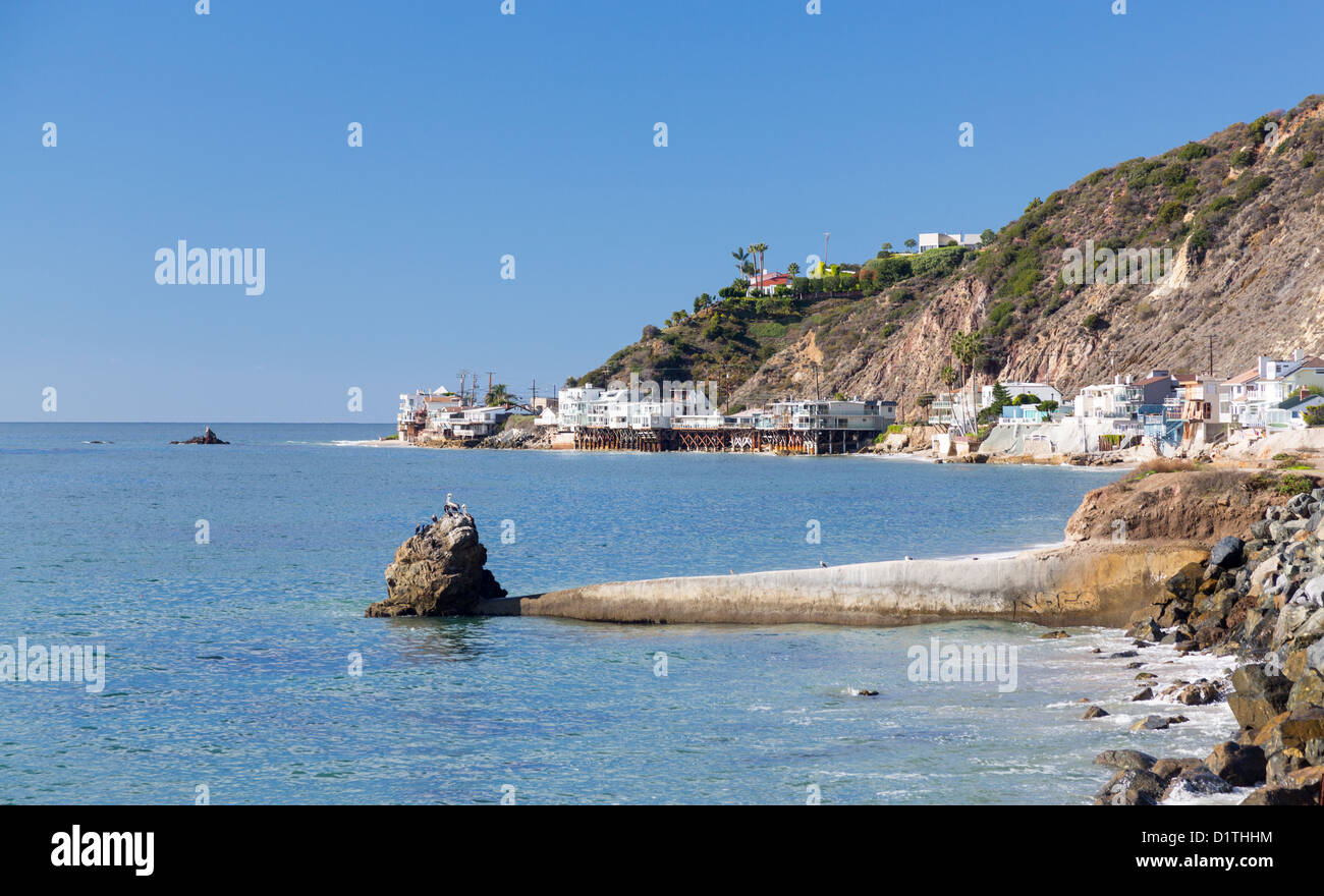 Malibu, Californie, États-Unis - les maisons modernes surplombent l'océan et les vagues Banque D'Images