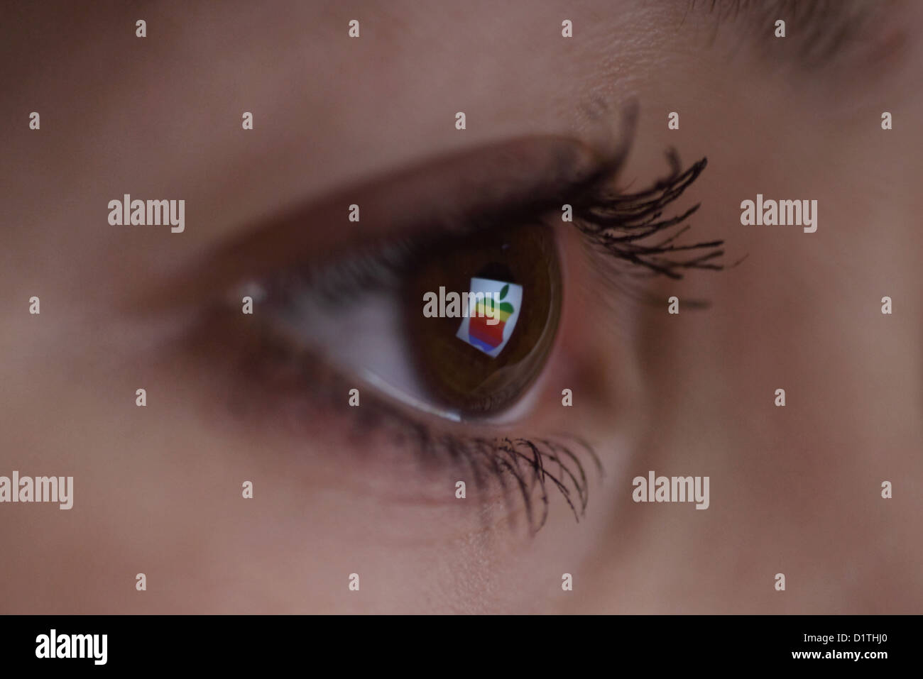 Berlin, Allemagne, à l'image le logo d'Apple dans l'œil d'une femme Banque D'Images