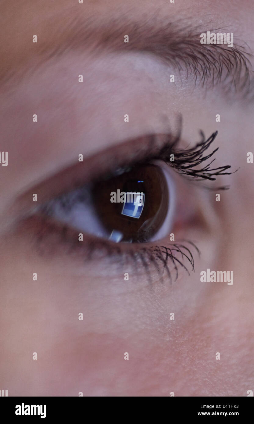 Berlin, Allemagne, à l'image le logo de Facebook dans l'oeil d'une femme Banque D'Images