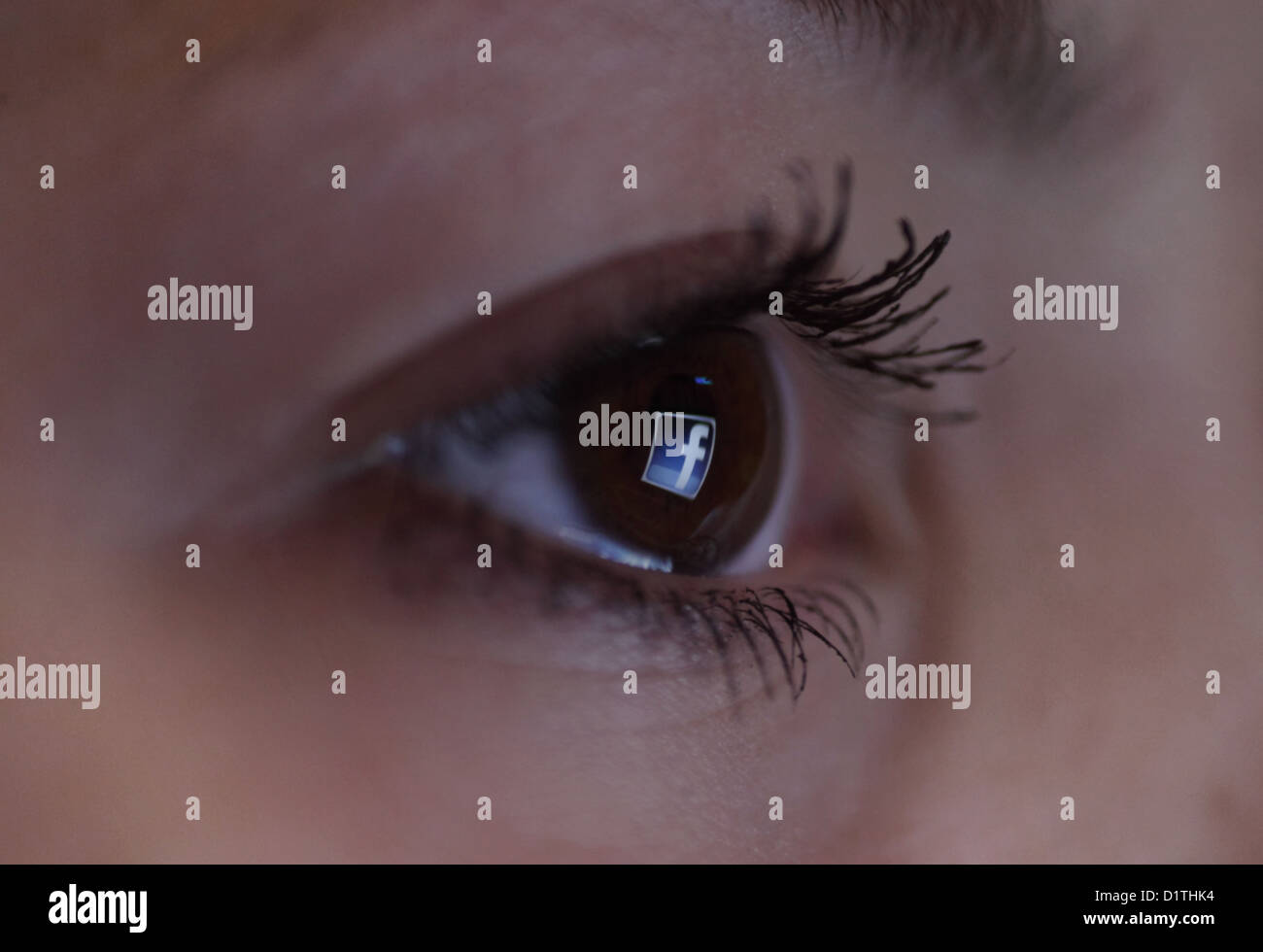 Berlin, Allemagne, à l'image le logo de Facebook dans l'oeil d'une femme Banque D'Images